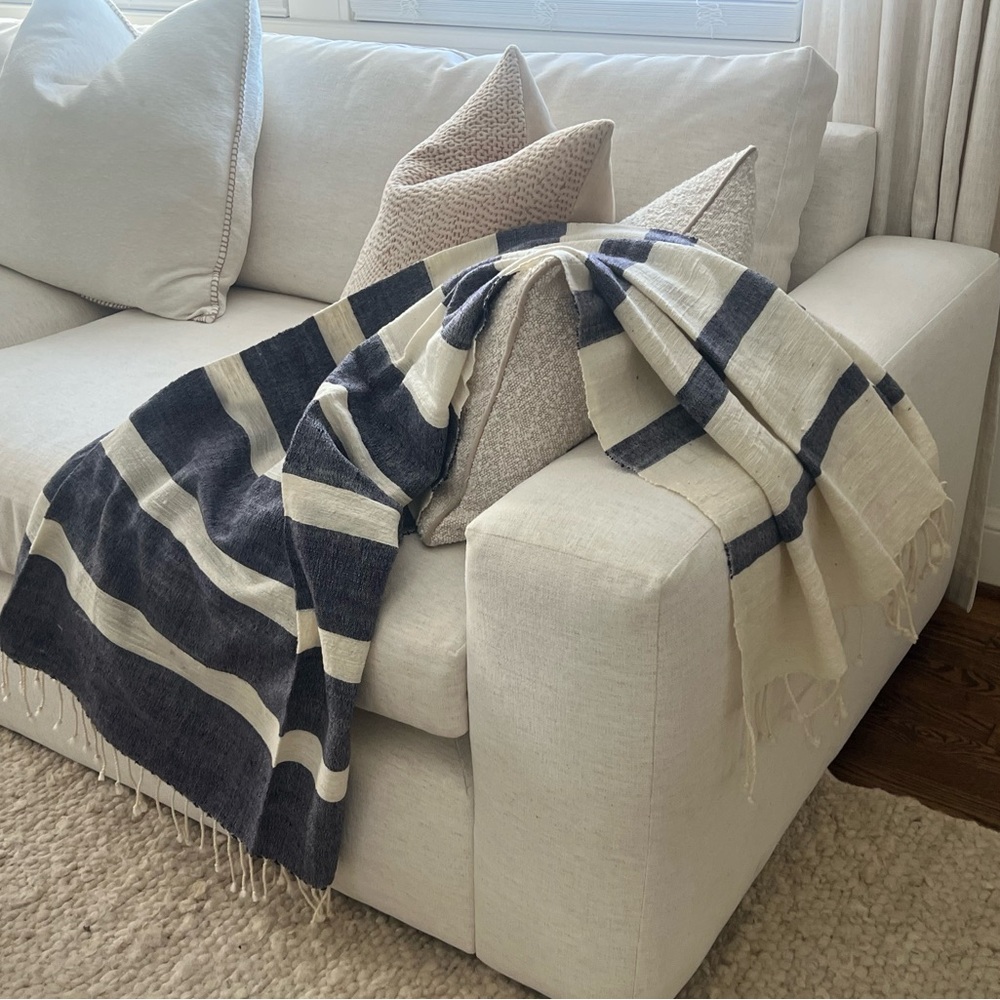 🩷NWOT🩷 Jaipur Indigo Blue and Cream Throw